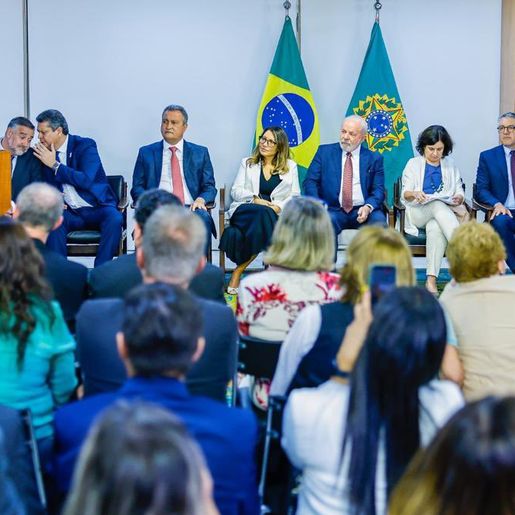 Lula assina projeto de lei que garante verba para piso da enfermagem