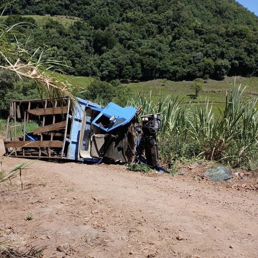Caminhão tomba no interior de Saltinho e deixa três feridos