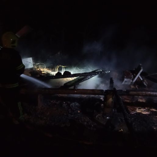 Casa fica completamente destruída em incêndio