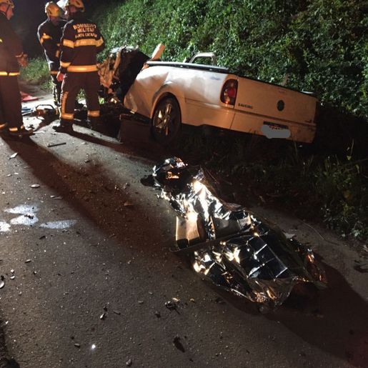 Jovem morre após violenta colisão entre carro e caminhão na BR-282