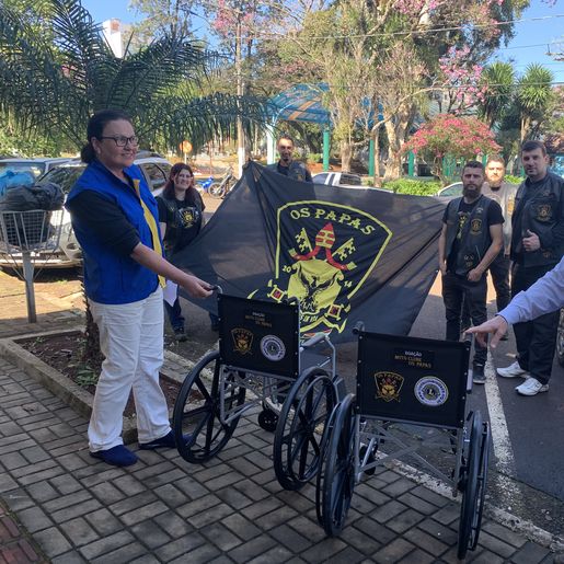 Lions Clube recebe cadeiras de rodas doadas por Moto Clube Papas