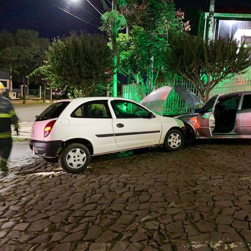 VÍDEO: Colisão entre dois veículos mobiliza PM e Bombeiros em SMOeste