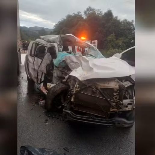 Mulher, adolescente e criança morrem em batida entre caminhonete e caminhão na Grande Florianópolis
