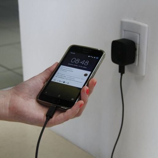 Criança morre após levar choque ao colocar celular para carregar