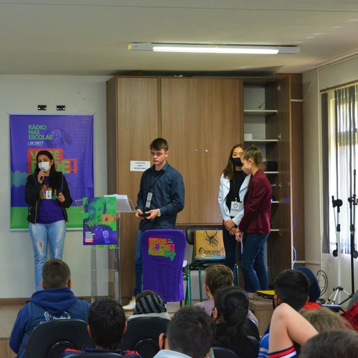 VÍDEO: Rádio Atalaia trabalha Semana do Rádio com alunos da Rede Estadual de Campo Erê