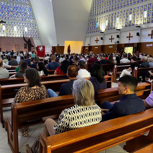 Paróquia São Miguel Arcanjo celebra crisma conjunta com 341 catequizandos