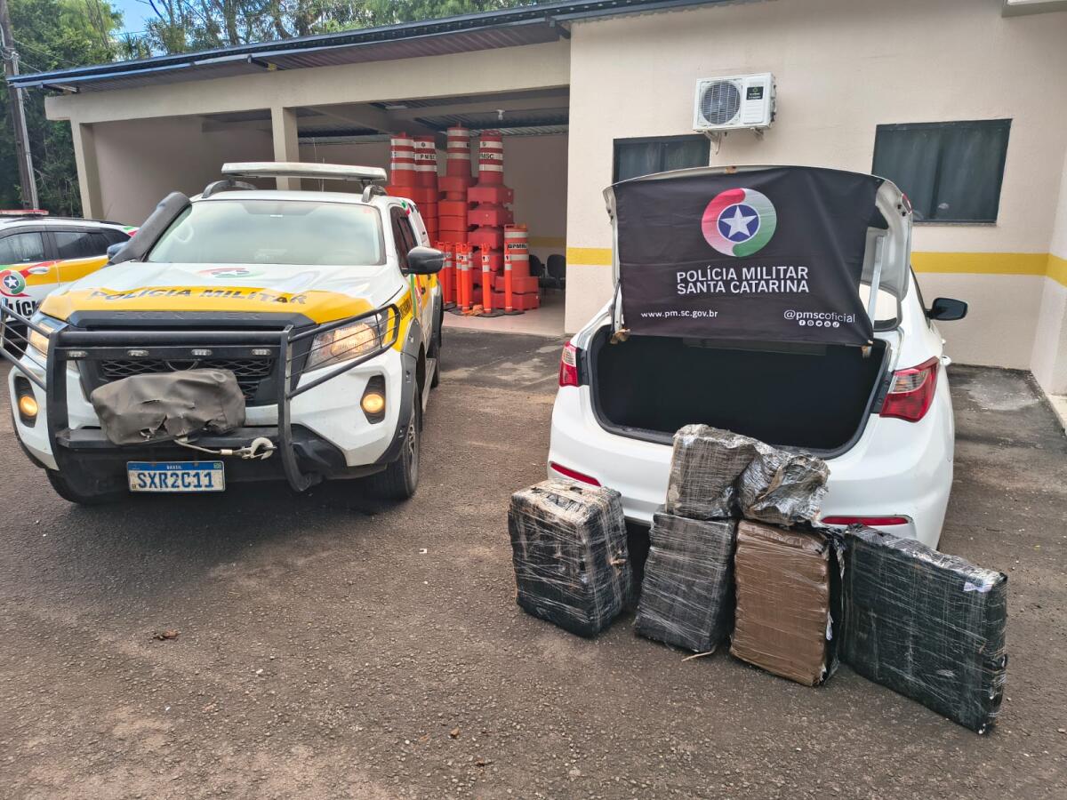 Motorista foge da PM e abandona carro com quase 100 kg de maconha em Campo Erê