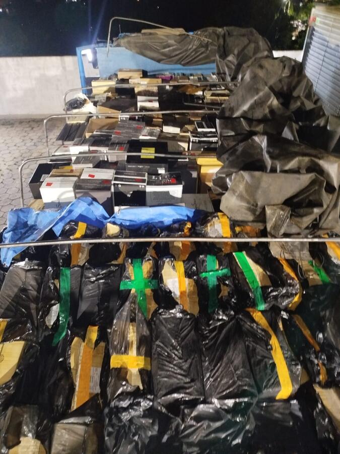 PM e PF apreendem carga milionária de cigarros, vinho e camarão em Dionísio Cerqueira