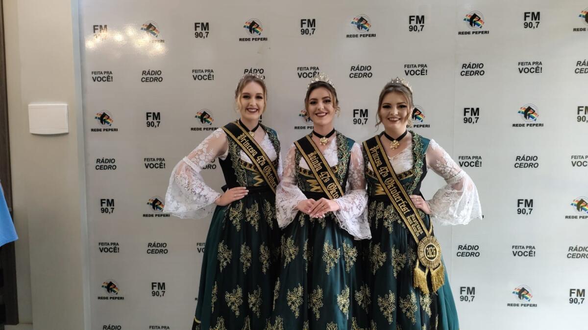Soberanas da Oktoberfest de Itapiranga visitam Rádio Cedro