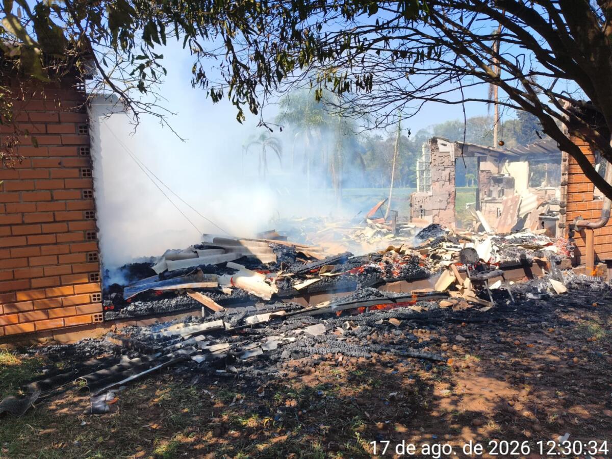 Mulher é suspeita de colocar fogo em cama e residência é destruída pelas chamas em São Bernardino