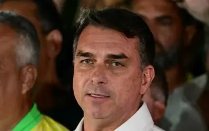 Flávio Bolsonaro se declara presidente eleito do Brasil em carta divulgada nos EUA