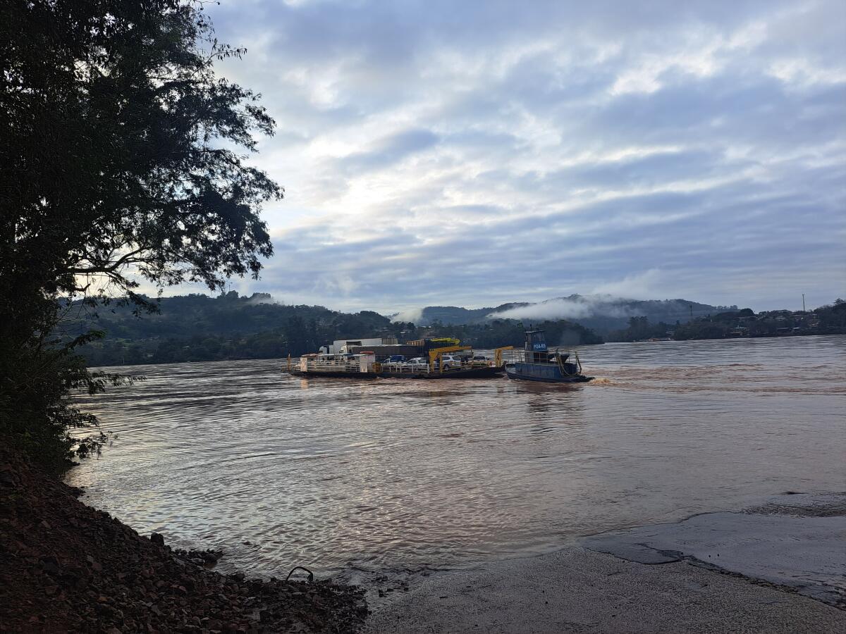 Balsa retoma travessia na manhã deste domingo em Itapiranga