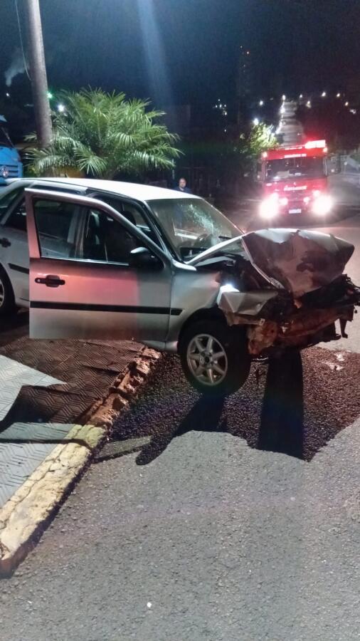 Motorista fica ferido após colidir contra carros estacionados em São Miguel do Oeste