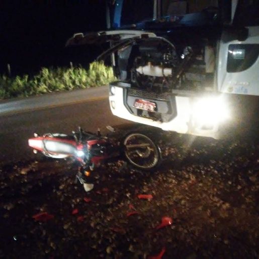 Colisão entre moto e caminhão deixa um ferido em SJCedro