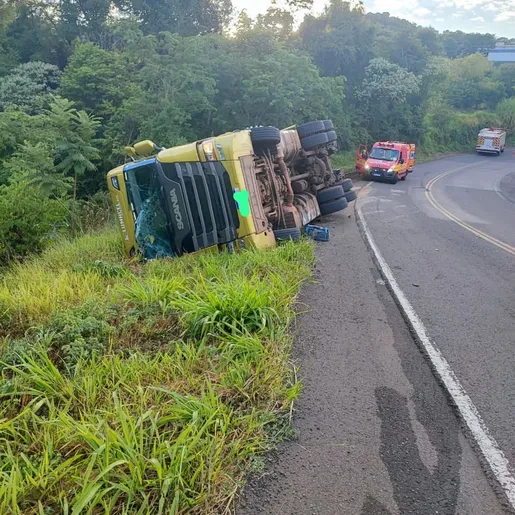 Caminhão sai da pista e tomba na SC 161 em Romelândia