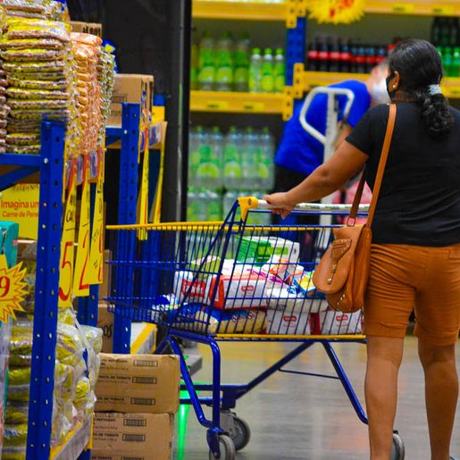 Entenda o que afeta o valor do arroz e do feijão no supermercado