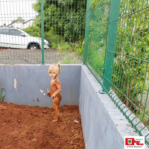 BRINCADEIRA RAIZ: crianças exploram a natureza em creche de SC