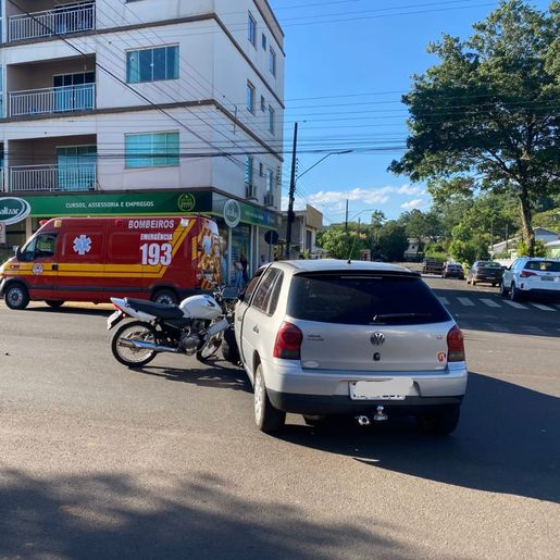 Mulher sofre traumatismo craniano em colisão entre moto e carro em Maravilha