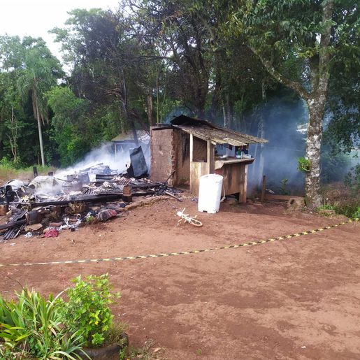 Família tem casa destruída pelo fogo no interior de Campo Erê