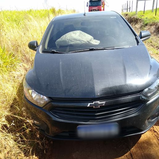 Pedra na estrada causa saída de pista no interior