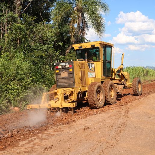 Iporã do Oeste intensifica trabalhos de recuperação de estradas no interior