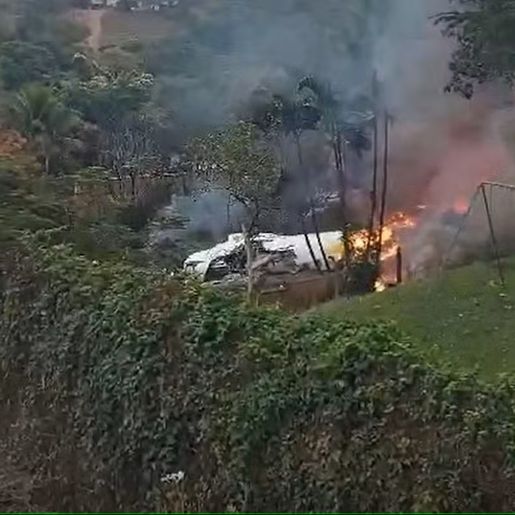 Avião com 62 pessoas a bordo cai em Vinhedo, no interior de SP