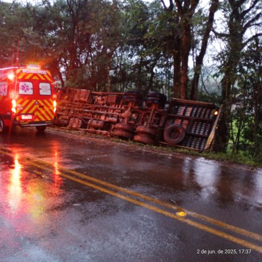 Caminhão tomba após sair da pista na SC 160, em Pinhalzinho