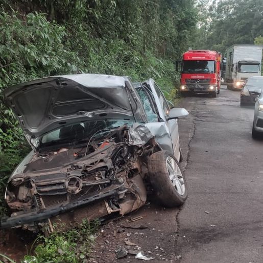 Mulher fica ferida em colisão frontal na Rodovia de acesso à Princesa