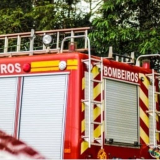 Homem fica ferido ao ser atingido por golpes de faca na praça