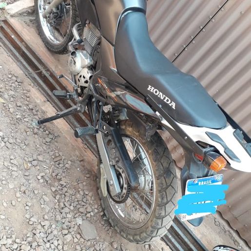 Colisão deixa duas pessoas feridas