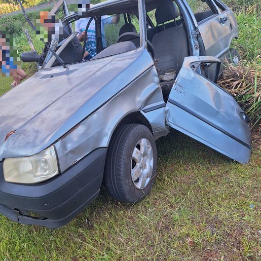 Veículo sai da pista e capota na SC 163, em Descanso