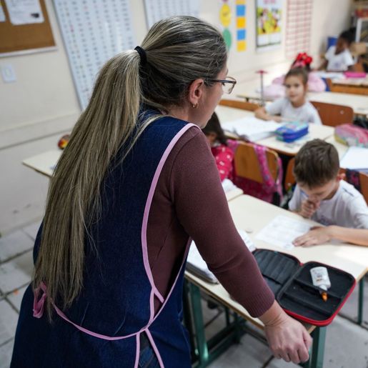 Governo de SC concede novo reajuste para professores e anuncia bônus por desempenho
