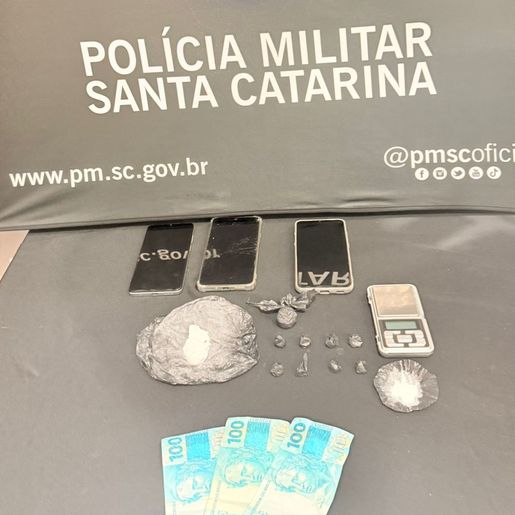 PM apreende cocaína pronta para venda e prende três por tráfico em SMO