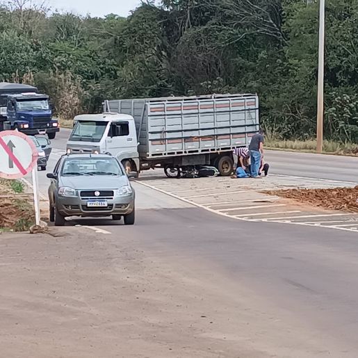 Motociclista sofre fratura exposta em colisão com caminhão na BR-163 em São José do Cedro
