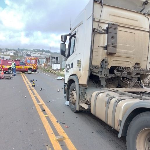 Acidente entre caminhão e moto deixa um morto na SC-157