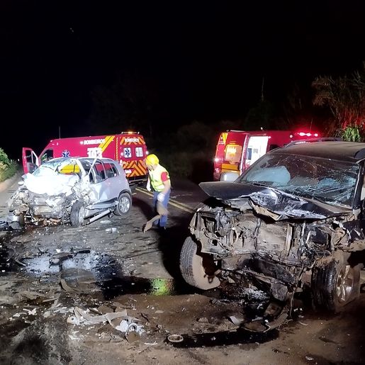 Duas pessoas morrem após colisão frontal entre automóveis na BR-282