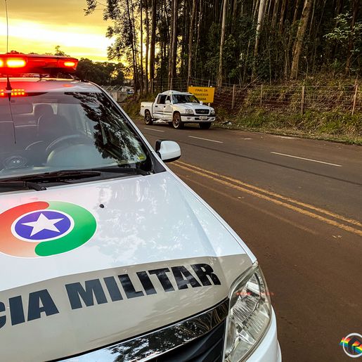 VÍDEO: Para não colidir em carro, condutor desvia e colide em poste