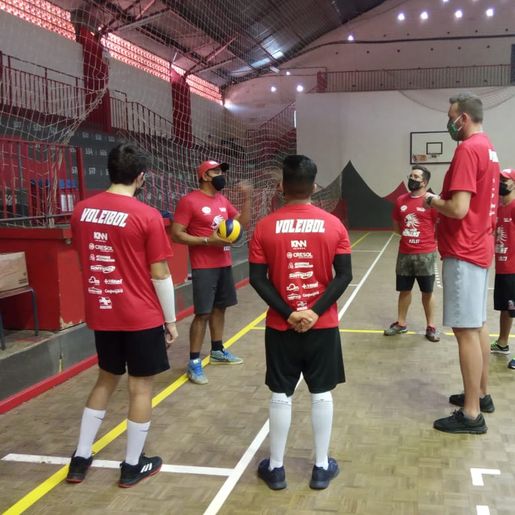 OUÇA: São Miguel Indians abre escolinha de vôlei em SMOeste