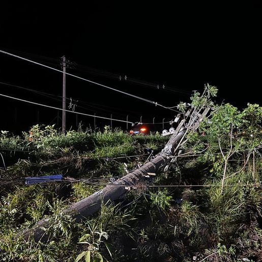 VÍDEO: Camioneta sai da pista, se choca contra postes e capota em SMOeste