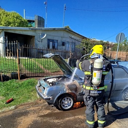 Incêndio atinge Chevette em São Lourenço do Oeste