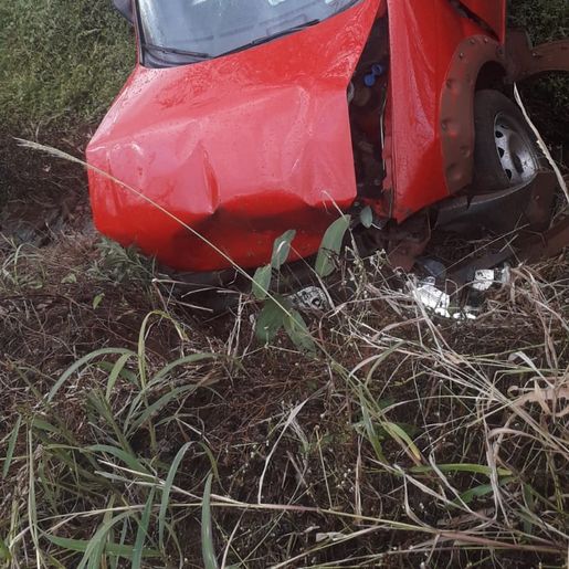 Duas pessoas ficam feridas em saída de pista no interior de Cedro