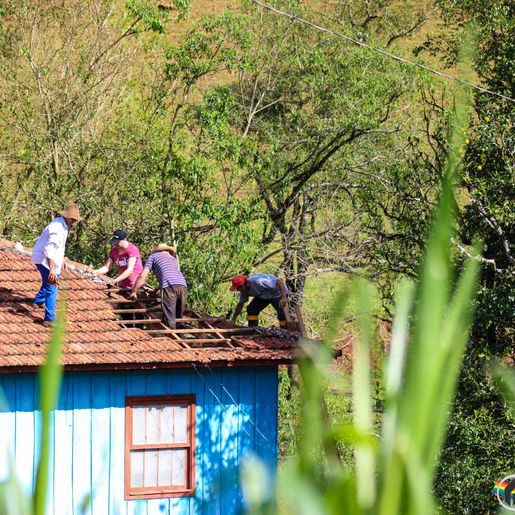 Mutirão ajuda famílias atingidas por chuva de granizo em Bandeirante