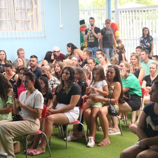 Estudantes de São José do Cedro recebem doação de livros infantis