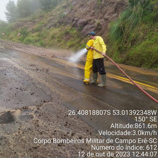 Equipes são acionadas para limpeza de pista na SC-305 após desmoronamento de terra