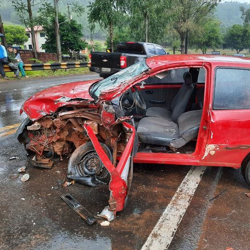 Colisão entre carro e caminhão deixa dois feridos na BR 158
