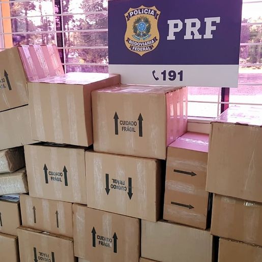 PRF flagra vinhos importados ilegalmente em caminhão dos Correios em SMOeste