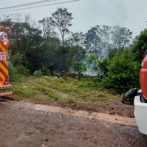 Incêndio destrói galpão e mata animais em São João do Oeste