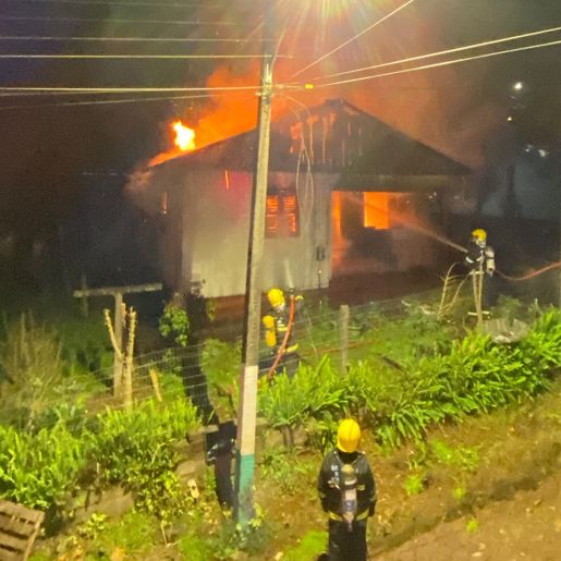 ATUALIZADO | Incêndio consome casa de madeira em Iporã do Oeste