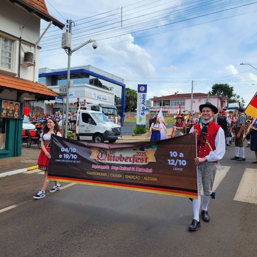 Desfile Cultural da 46ª Oktoberfest reúne 40 entidades