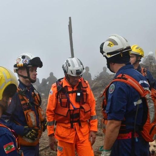 Bombeiros de Santa Catarina chegam a Petrópolis para auxiliar nas buscas